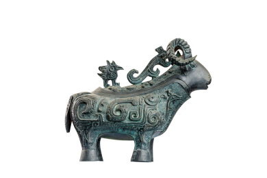 孤立的青铜山羊雕塑在白色背景上