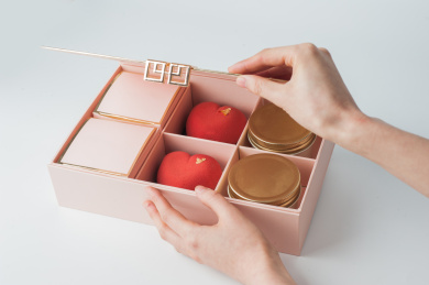 双手打开礼品盒白色背景