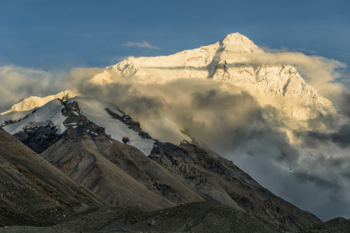早上山珠穆朗玛峰,视图从营地,中国西藏。