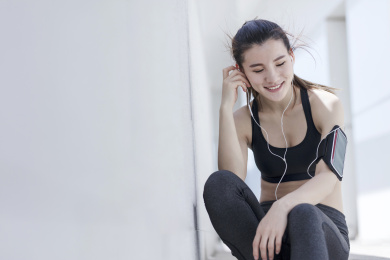 年轻女子在户外锻炼