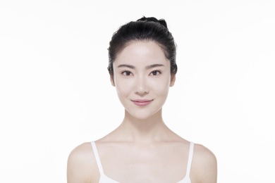 女子看镜头微笑