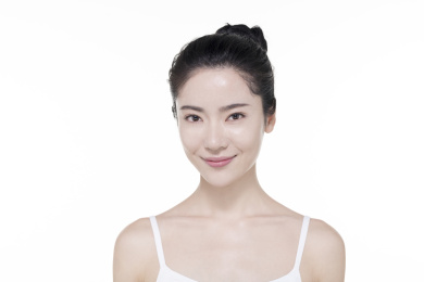 女子看镜头微笑