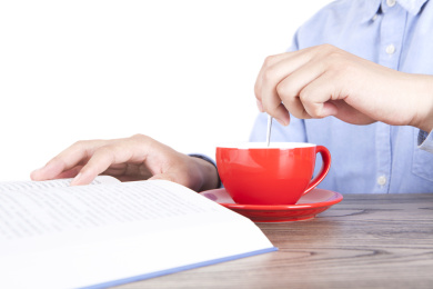 读书的成年男子