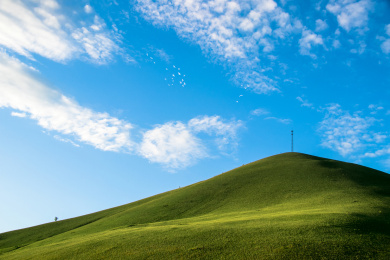 草原山丘蓝天与白云