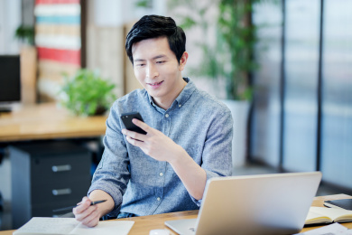 商务男士在操作智能手机