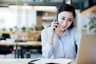 商务女士在电脑前办公