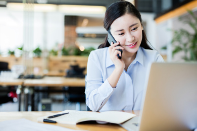 商务女士在电脑前办公