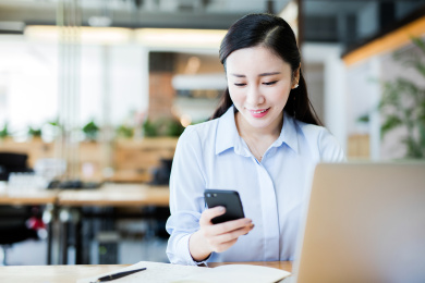 商务女士在电脑前办公