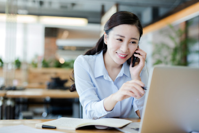 商务女士在电脑前办公