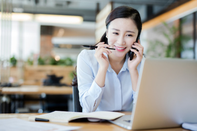 商务女士在电脑前办公