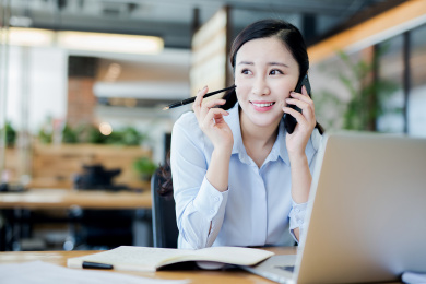 商务女士在电脑前办公