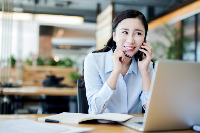 商务女士在电脑前办公