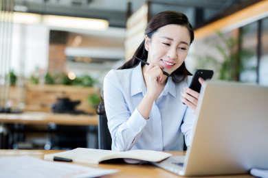 商务女士在电脑前办公