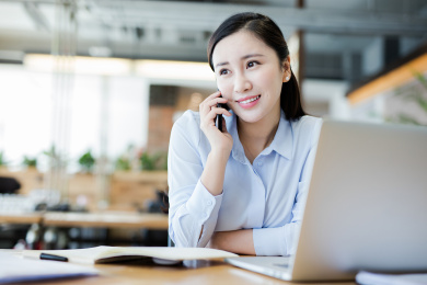 商务女士在电脑前办公