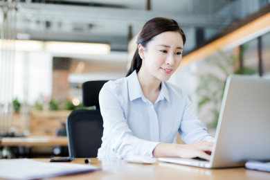 商务女士在电脑前办公