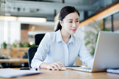商务女士在电脑前办公