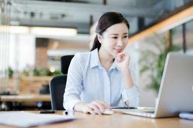 商务女士在电脑前办公