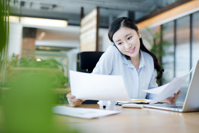 商务女士在工作