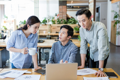 商务人士在电脑前讨论工作