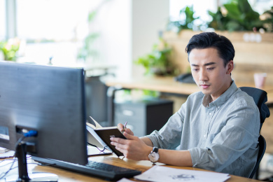 商务男士在办公室工作