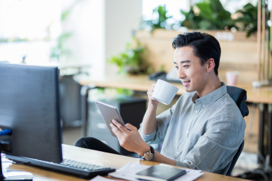 商务男士在办公室工作