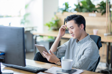 商务男士在办公室工作