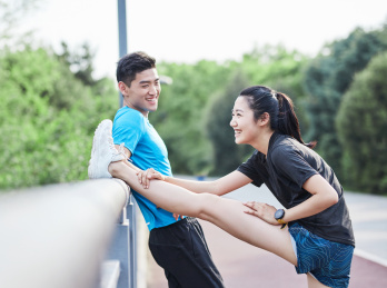 在做拉伸运动的青年男女