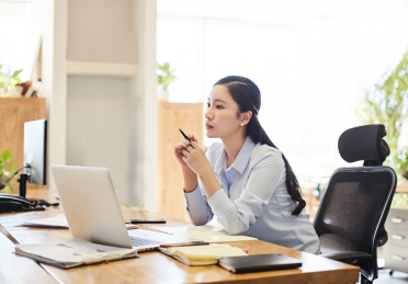 商务女士在工作