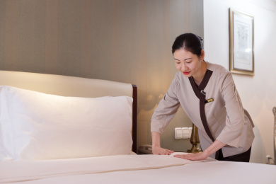 年轻的中国女管家在现代酒店睡觉