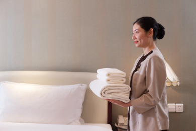 年轻的中国女管家在现代酒店睡觉