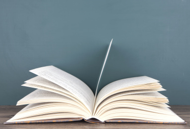 书桌上翻开的书本