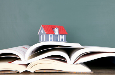 书籍上的小房子模型