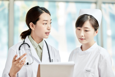 女医生和护士在交谈