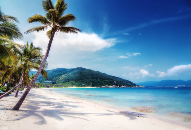 中国三亚蓝天白云太阳湾海边度假海滩