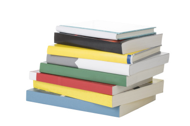 一摞书在白色的背景上