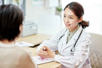 医生在和病人交谈