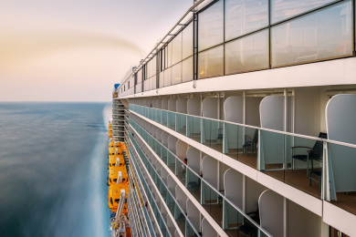 航行中的邮轮船舷