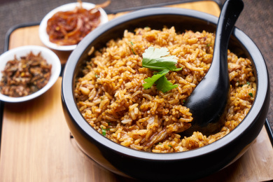 猪油拌饭套餐放在木制托盘上