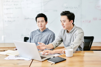 商务人士在开会