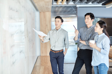 商务人士在讨论工作