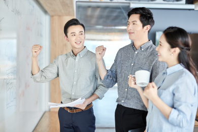 商务人士在讨论工作