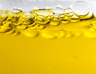 油和水滴的融合，橄榄油在水中，微距摄影，食物的特写