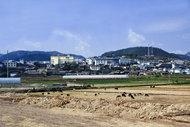 云南省丽江市宁蒗县城郊高楼建筑景观