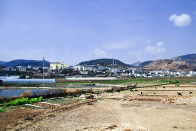 云南省丽江市宁蒗县城郊高楼建筑景观