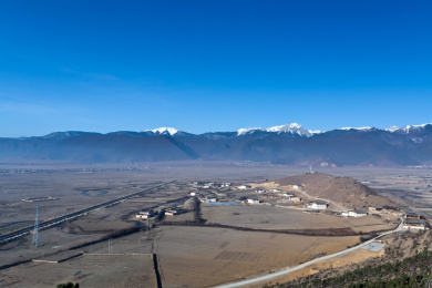 香格里拉草原雪山景观