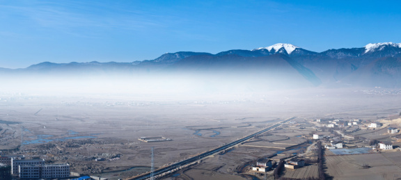 香格里拉草原雪山景观