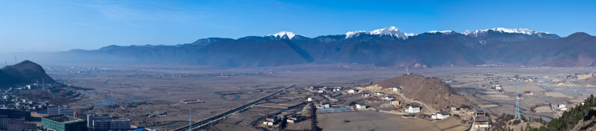 香格里拉纳帕海草原雪山景观