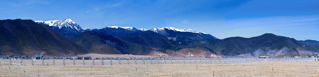 香格里拉纳帕海草原雪山景观