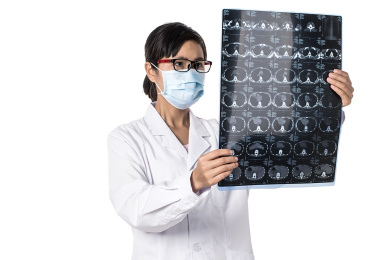 医生查看病人的CT片子/X光片