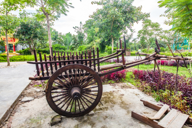 傣族村公共停车场木制农用车